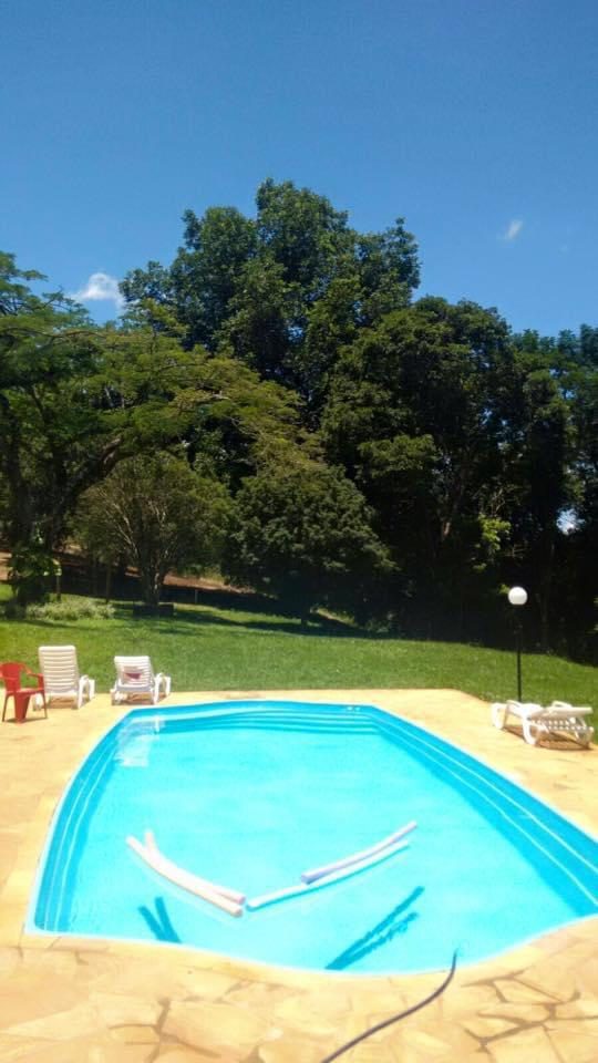 Área da piscina com gramado