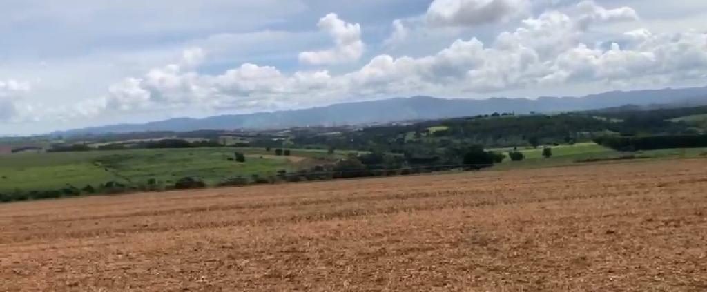 Solo preparado com o relevo da região ao fundo
